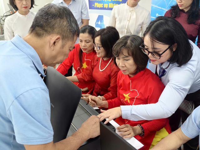 Phường Cầu Giấy đưa dịch vụ công trực tuyến về cơ sở qua mô hình "Nhà họp số"- Ảnh 3.