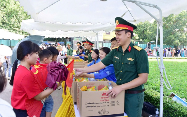 Trao 45.000 suất quà nghĩa tình tặng đồng bào, du khách viếng Lăng Bác dịp Quốc khánh- Ảnh 1.