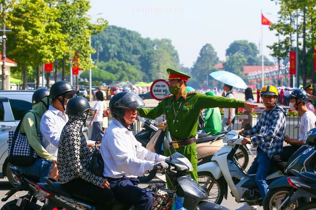 Bảo đảm giao thông phục vụ nhân dân vào Lăng viếng Chủ tịch Hồ Chí Minh- Ảnh 1.