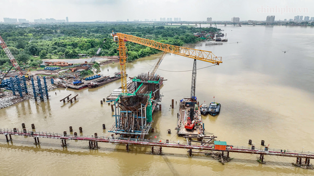 Thi công xuyên lễ, cầu Trần Hưng Đạo ‘chạy đua’ lắp những nhịp thép đầu tiên - Ảnh 1.