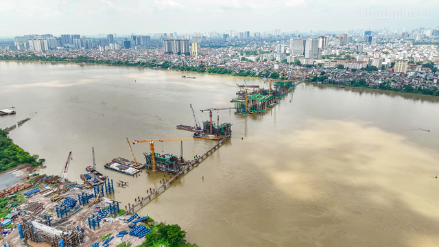 Thi công xuyên lễ, cầu Trần Hưng Đạo ‘chạy đua’ lắp những nhịp thép đầu tiên - Ảnh 2.