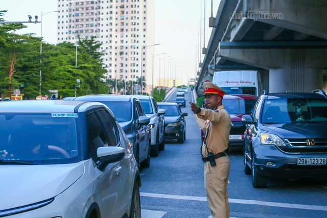 Cuối kỳ nghỉ lễ Quốc khánh, người dân an toàn trở lại Thủ đô- Ảnh 3.