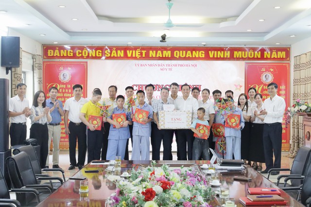 Thăm, tặng quà Trung thu cho trẻ em có hoàn cảnh đặc biệt khó khăn- Ảnh 1.