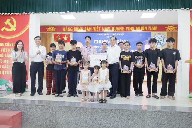 Thăm, tặng quà Trung thu cho trẻ em có hoàn cảnh đặc biệt khó khăn- Ảnh 2.
