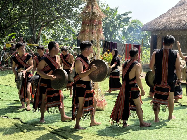 Tái hiện Lễ hội 'Ăn mừng lúa mới' của đồng bào Giẻ Triêng tại Hà Nội- Ảnh 1.