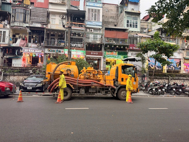 Hà Nội tăng cường kiểm tra, bảo đảm an toàn khi mưa lớn, úng ngập- Ảnh 1.