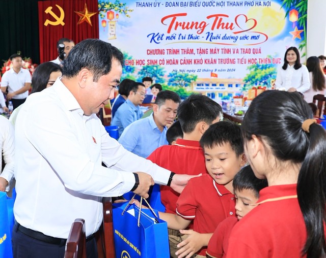 Bí thư Thành ủy Hà Nội thăm, trao quà Trung thu cho học sinh hoàn cảnh khó khăn- Ảnh 1.