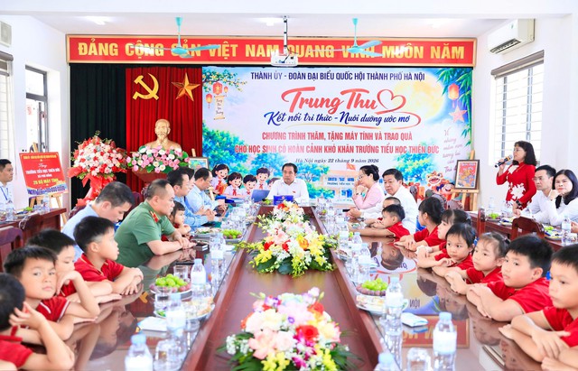 Bí thư Thành ủy Hà Nội thăm, trao quà Trung thu cho học sinh hoàn cảnh khó khăn- Ảnh 2.