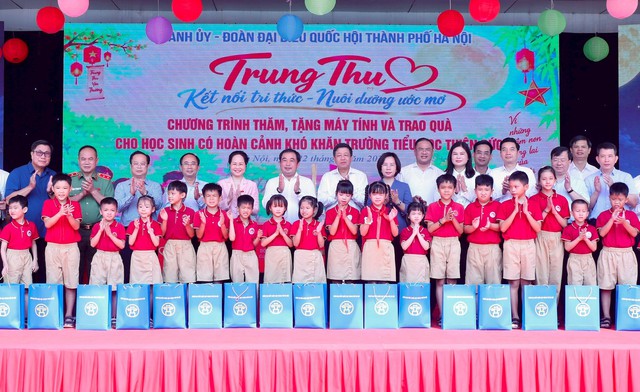 Bí thư Thành ủy Hà Nội thăm, trao quà Trung thu cho học sinh hoàn cảnh khó khăn- Ảnh 3.