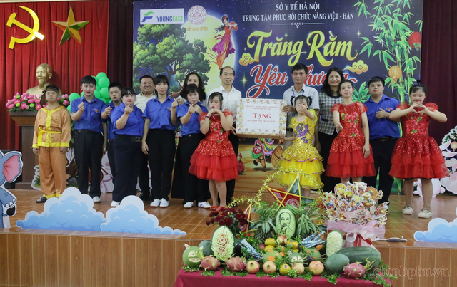 Mang Trung thu ấm áp đến trẻ em có hoàn cảnh đặc biệt- Ảnh 2.