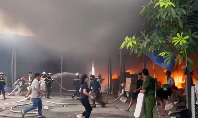 Kịp thời triển khai lực lượng xử lý cháy kho tại 956 Bạch Đằng- Ảnh 2.