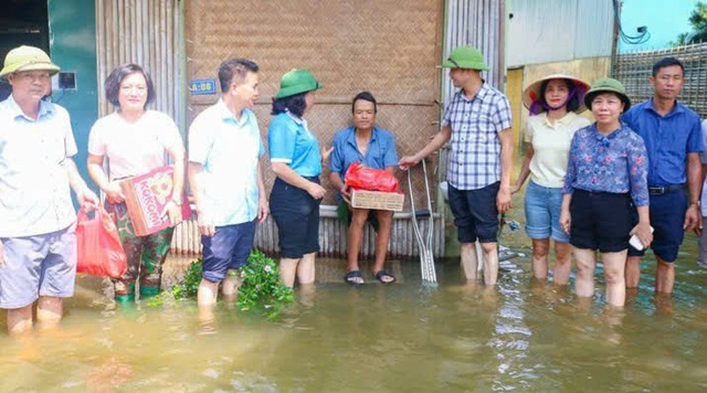 Lũ sông xuống chậm, các địa phương tiếp tục hỗ trợ người dân vùng ngập lụt- Ảnh 2.