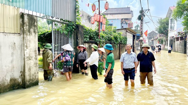 Lũ sông xuống chậm, các địa phương tiếp tục hỗ trợ người dân vùng ngập lụt- Ảnh 1.