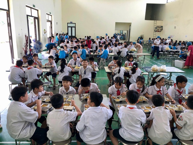 Hà Nội siết chặt kiểm tra, nâng cao chất lượng bữa ăn bán trú- Ảnh 1.