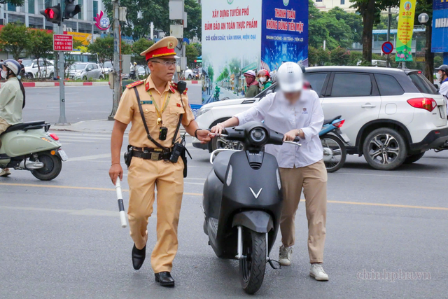 Cảnh sát giao thông Hà Nội đồng loạt ra quân tuyên truyền, xử lý phụ huynh và học sinh vi phạm giao thông- Ảnh 1.