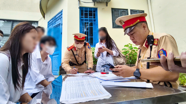 Cảnh sát giao thông Hà Nội đồng loạt ra quân tuyên truyền, xử lý phụ huynh và học sinh vi phạm giao thông- Ảnh 2.