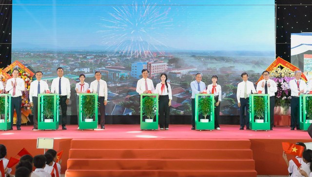 Ngành giáo dục Thủ đô hân hoan bước vào năm học mới- Ảnh 1.