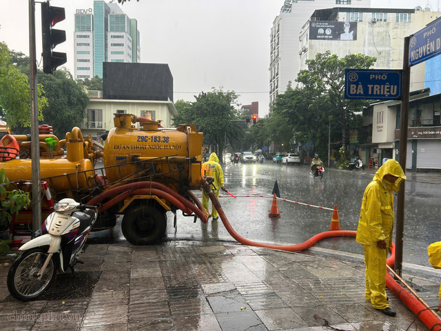 Hà Nội chủ động ứng phó mưa lớn và nguy cơ ngập úng - Ảnh 1.