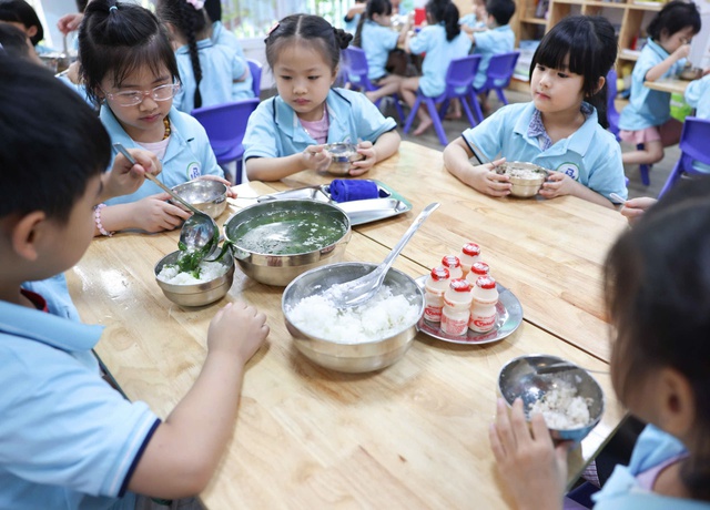 Thành ủy Hà Nội yêu cầu xác minh về hạn chế trong tổ chức bữa ăn bán trú- Ảnh 1.