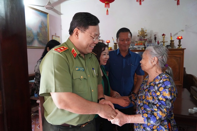 Thăm, tặng quà thương binh, cựu chiến binh tham gia giải phóng Thủ đô- Ảnh 2.