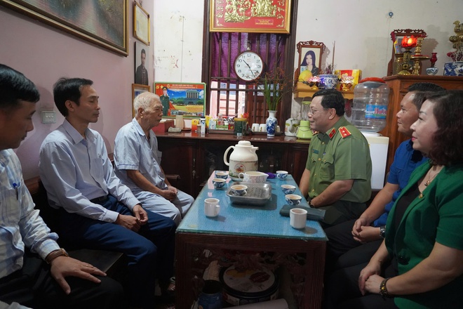 Thăm, tặng quà thương binh, cựu chiến binh tham gia giải phóng Thủ đô- Ảnh 3.