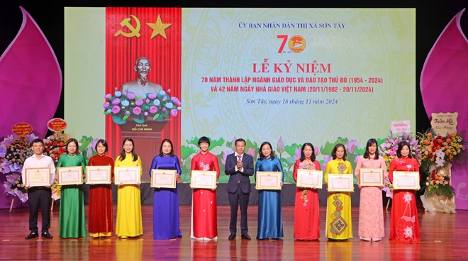 Sơn Tây kỷ niệm 70 năm thành lập ngành Giáo dục và Đào tạo Thủ đô- Ảnh 2. Sơn Tây kỷ niệm 70 năm thành lập ngành Giáo dục và Đào tạo Thủ đô- Ảnh 2.