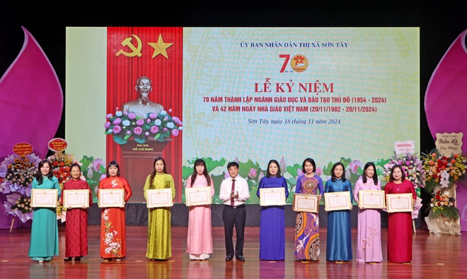 Sơn Tây kỷ niệm 70 năm thành lập ngành Giáo dục và Đào tạo Thủ đô- Ảnh 3. Sơn Tây kỷ niệm 70 năm thành lập ngành Giáo dục và Đào tạo Thủ đô- Ảnh 3.