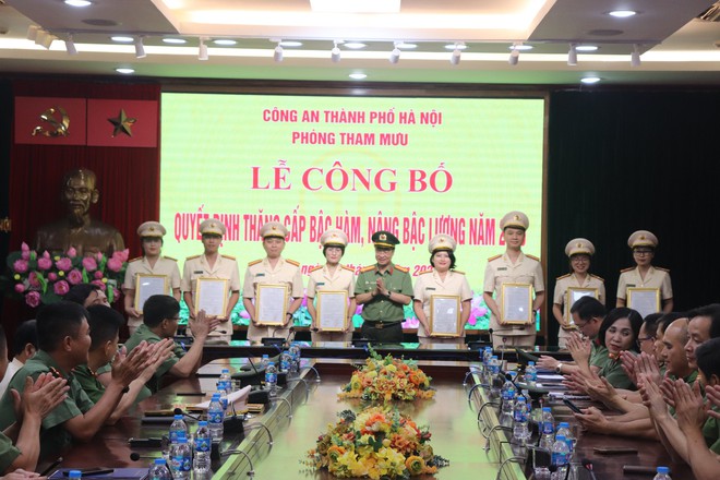 Công an TP. Hà Nội công bố quyết định thăng cấp bậc hàm năm 2025- Ảnh 2. Công an TP. Hà Nội công bố quyết định thăng cấp bậc hàm năm 2025- Ảnh 2.