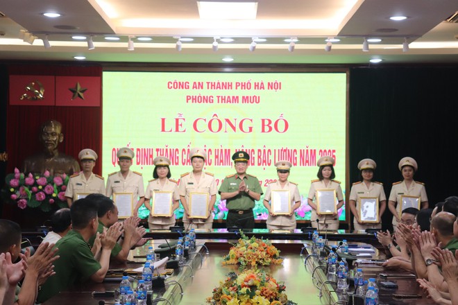 Công an TP. Hà Nội công bố quyết định thăng cấp bậc hàm năm 2025- Ảnh 1. Công an TP. Hà Nội công bố quyết định thăng cấp bậc hàm năm 2025- Ảnh 1.