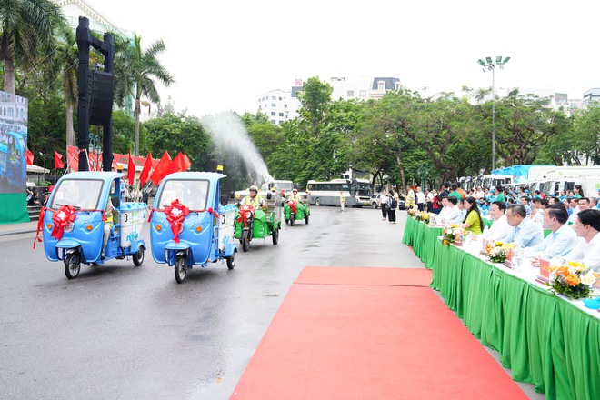 Hà Nội tiên phong vận hành thiết bị vệ sinh môi trường hiện đại- Ảnh 5. Hà Nội tiên phong vận hành thiết bị vệ sinh môi trường hiện đại- Ảnh 5.