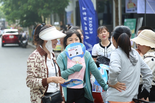 Thí sinh Hà Nội bước vào môn thi đầu tiên Kỳ thi tuyển sinh lớp 10 công lập- Ảnh 7. Thí sinh Hà Nội bước vào môn thi đầu tiên Kỳ thi tuyển sinh lớp 10 công lập- Ảnh 7.