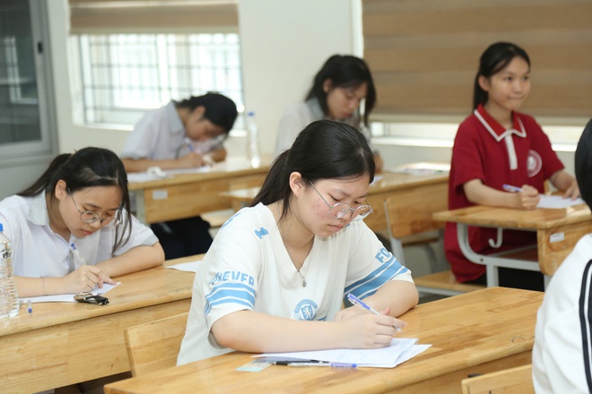 Thí sinh Hà Nội bước vào môn thi đầu tiên Kỳ thi tuyển sinh lớp 10 công lập- Ảnh 2. Thí sinh Hà Nội bước vào môn thi đầu tiên Kỳ thi tuyển sinh lớp 10 công lập- Ảnh 2.