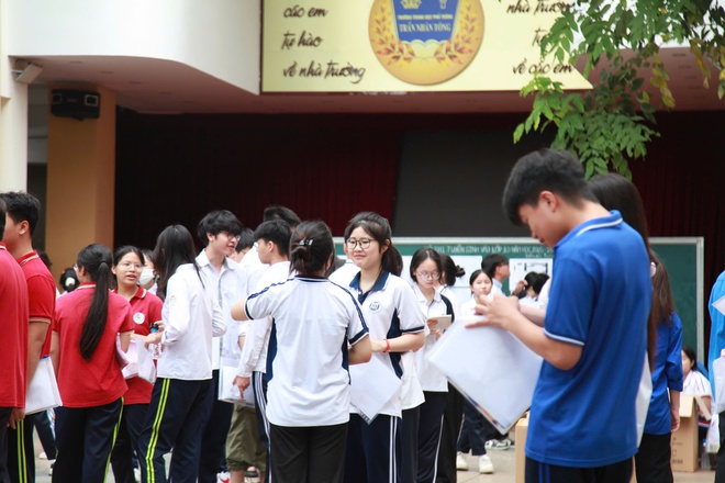 Thí sinh Hà Nội bước vào môn thi đầu tiên Kỳ thi tuyển sinh lớp 10 công lập- Ảnh 3. Thí sinh Hà Nội bước vào môn thi đầu tiên Kỳ thi tuyển sinh lớp 10 công lập- Ảnh 3.