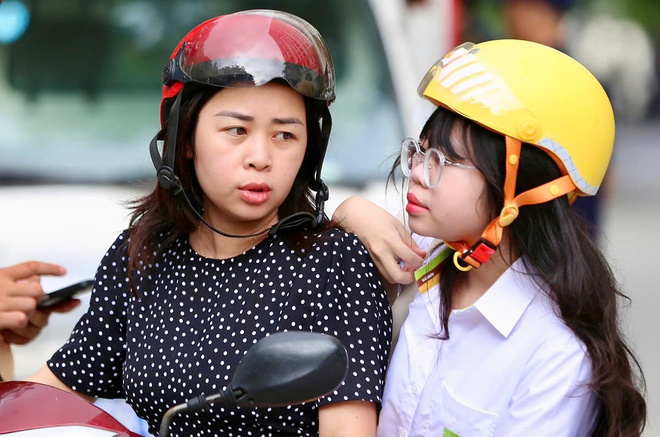 Thí sinh Hà Nội bước vào môn thi đầu tiên Kỳ thi tuyển sinh lớp 10 công lập- Ảnh 8. Thí sinh Hà Nội bước vào môn thi đầu tiên Kỳ thi tuyển sinh lớp 10 công lập- Ảnh 8.