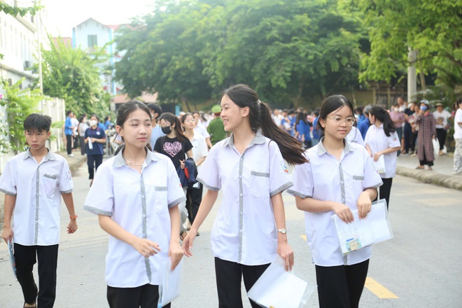 Thí sinh Hà Nội bước vào môn thi đầu tiên Kỳ thi tuyển sinh lớp 10 công lập- Ảnh 1. Thí sinh Hà Nội bước vào môn thi đầu tiên Kỳ thi tuyển sinh lớp 10 công lập- Ảnh 1.