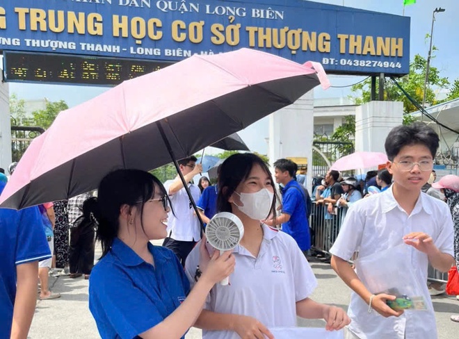 Kỳ thi vào lớp 10 diễn ra an toàn, nghiêm túc, thành công- Ảnh 4. Kỳ thi vào lớp 10 diễn ra an toàn, nghiêm túc, thành công- Ảnh 4.