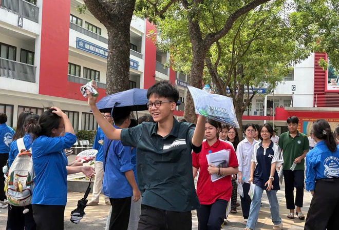 Kỳ thi vào lớp 10 diễn ra an toàn, nghiêm túc, thành công- Ảnh 5. Kỳ thi vào lớp 10 diễn ra an toàn, nghiêm túc, thành công- Ảnh 5.