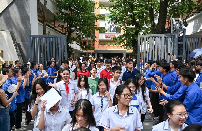 Kỳ thi vào lớp 10 diễn ra an toàn, nghiêm túc, thành công- Ảnh 3. Kỳ thi vào lớp 10 diễn ra an toàn, nghiêm túc, thành công- Ảnh 3.