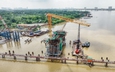 Thi công xuyên lễ, cầu Trần Hưng Đạo ‘chạy đua’ lắp những nhịp thép đầu tiên