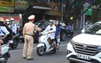 Hà Nội tổ chức lại việc đón học sinh để giảm ùn tắc trước cổng trường