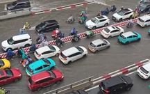 Heavy rains and serious floods disrupt traffic 