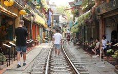 Kiến nghị xử lý dứt điểm tình trạng bán hàng trên đường sắt