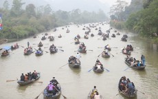 Khoảng 3 vạn khách đến Chùa Hương trong ngày Khai hội