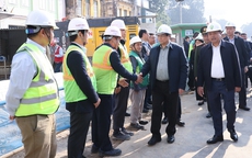 Thủ tướng kiểm tra, động viên người lao động làm việc xuyên Tết tại các công trình trọng điểm
