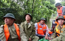 Phó Thủ tướng Lê Thành Long thăm người dân vùng "rốn lũ" của Hà Nội