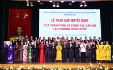 Chủ tịch UBND TP. Hà Nội trao quyết định về chỉ định BCH Đảng bộ phường Hoàn Kiếm mới