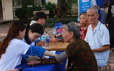 Nghĩa t&#236;nh tuổi trẻ với người c&#243; c&#244;ng: Kh&#225;m sức khỏe, trao y&#234;u thương