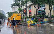 H&#224; Nội mưa lớn, lực lượng tho&#225;t nước điều tiết chống ngập