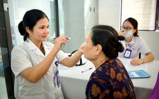 Khám sức khỏe và tặng quà cho người có công với cách mạng