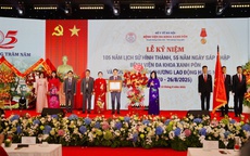 Bệnh viện Đa khoa Xanh Pôn đón nhận Huân chương Lao động hạng Nhất